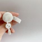 Biała obrączka z perłowym połyskiem - Przyjemny dla oka zestaw niebanalnych produktów