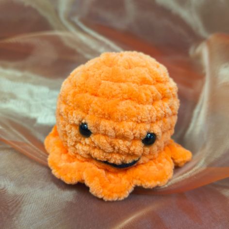 Ręcznie robiona meduza amigurumi – pomarańczowa delikatny uśmiech