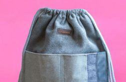 Szary plecak z kieszeniami bukla