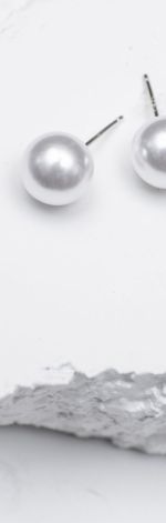 Klasyczne kolczyki z imitacji pereł.