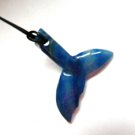 Agat niebieski, oryginalny wisiorek w kształcie płetwy