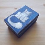 Pudełko malowane małe - Kotek w granatowym - pudełeczko z boku