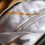 Szara kopertówka na pasku w kwiaty - 