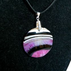 Wielobarwny okrągły agat z kryształem, duży wisiorek na rzemieniu