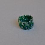 Pierścionek koralikowy zielony 2 - pierścionek obrączka