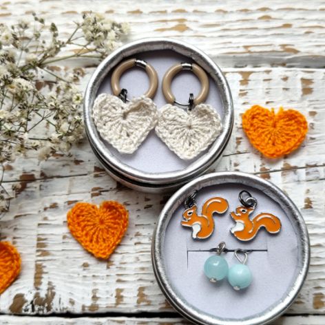 Kolczyki z wymiennymi zawieszkami – białe serduszka