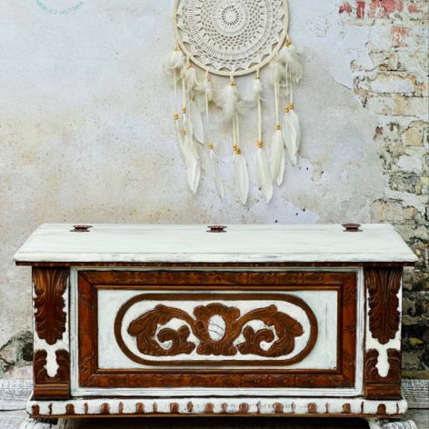 Rzeźbiony kufer, mebel z historią, shabby chic, siedzisko