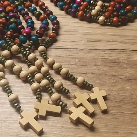 Różnokolorowy drewniany różaniec