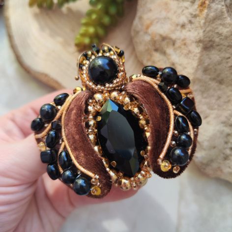 żuk z koralików i kryształów