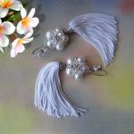 W bieli,kolczyki z frędzlami. - 