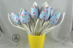 Tulipany niebieskie. Białe liście