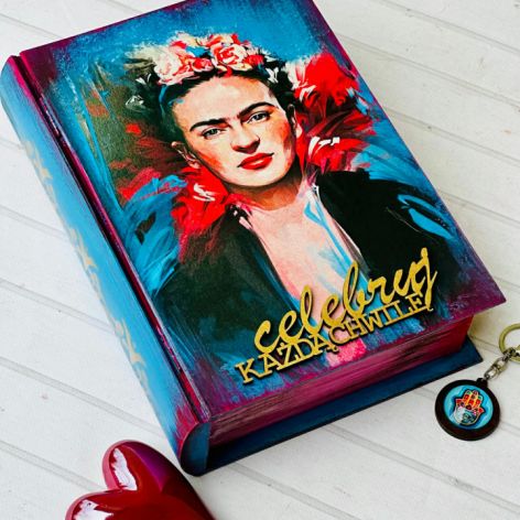 Dekoracyjny kufer książka z Fridą Kahlo, idealny na prezent