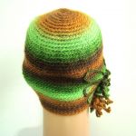 czapka z ozdobą w zieleniach i brązach - tył czapki