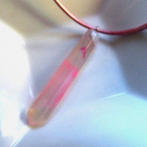 Blado różowy agat , prosty, minimalistyczny wisiorek na rzemyku