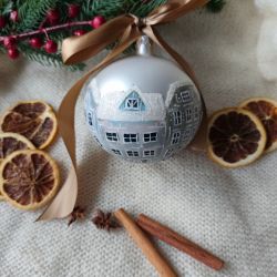 Ręczne malowana bombka "zimowe miasteczko" z brokatem, 10cm