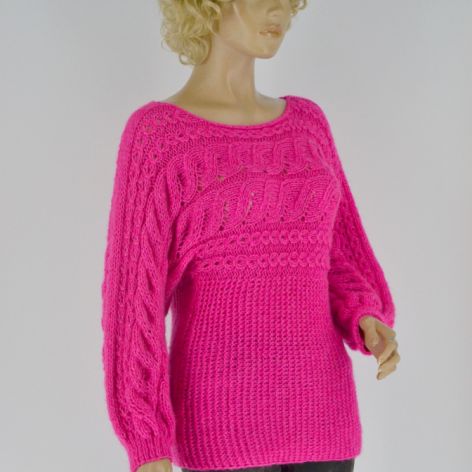Sweterek w kolorze fuksji.