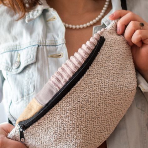 Duża pleciona nerka ecru z klapą patchwork