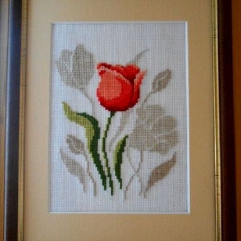 Haftowany obraz z tulipanem