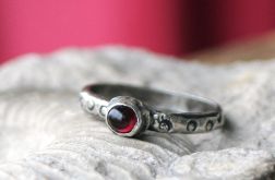 Minimalizm z granatem 02