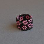 Pierścionek koralikowy w kwiatuszki 2 - pierścionek koralikowy