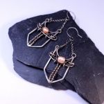 Srebrne kolczyki z różową perłą | Eleganckie kolczyki z motywem miecza - kolczyki z perłą