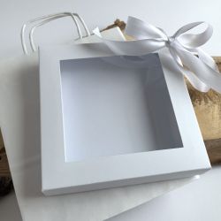 Białe pudełko z wstążką i torebka do kartki