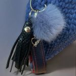 Torebka szydełkowa, M "Niebieska Elegancja" - Brelok