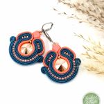 Delikatne, pastelowe kolczyki sutasz/soutache z błyszczącymi kryształkami Preciosa, idealne do codziennych stylizacji.  - Kolczyki do codziennych stylizacji