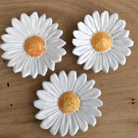 Margaretka z ozdobnym środkiem i profilowanymi płatkami