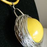 Żółta porcelanowa kula w drucie, oryginalny wisior handmade - 