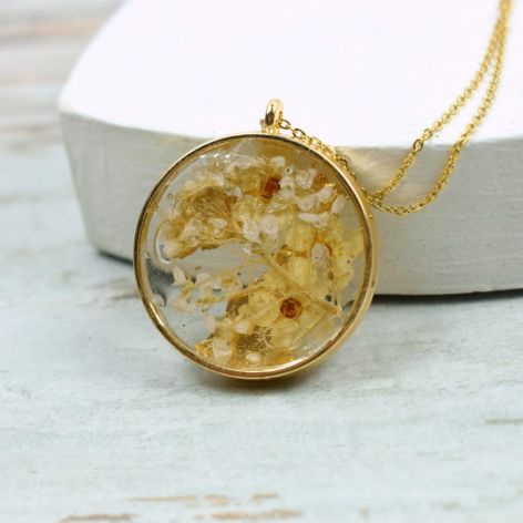 Naszyjnik z żywicy z łąkowymi kwiatami i złotymi płatkami