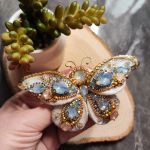 Unikalna broszka motyl z aksamitu z ozdobnymi kamieniami - Unikalna broszka motyl z aksamitu z ozdobnymi kamieniami