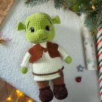 Maskotka Shrek, Prezent na Mikołaja, Przytulanka dla dziecka - Brązowa kamizelka i pasek są zdejmowane.