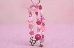 Różowy pastelowy breloczek z motylkami