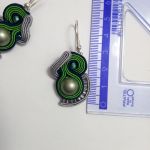 kolczyki sutasz  zielone perły Swarovski - długość kolczyków