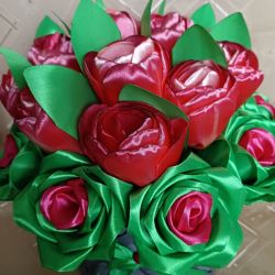 Flover box z róż ze wstążki satynowej.