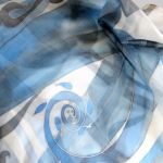 Niebieska Roślinna, Niebiesko-szara malowana chusta z dekoracją roślinną, chusta z naturalnego jedwabiu - Niebiesko-szara malowana chusta z dekoracją roślinną, chusta z naturalnego jedwabiu  RozynekArt