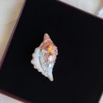 3D Broszka muszla, Artystyczna broszka haftowana, Biżuteria na prezent - Wysokość broszki około 7,3 cm, szerokość w najszerszej części - około 4 cm.