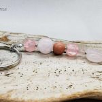 Breloczek do kluczy z kamieni naturalnych róż - 