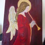 Anioł na desce malowany w odcieniach czerwieni - widok