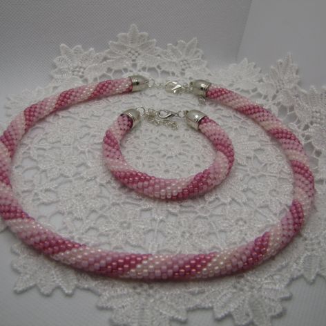 Komplet koralikowo-szydełkowy w odcieniach różu
