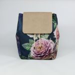 Duży granatowo-beżowy plecak w kwiaty - Welurowa klapka