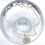 Srebrna bransoletka z perełkami i monetą - Srebrna bransoletka z perełkami i monetą