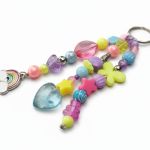 Kolorowy pastelowy breloczek z tęczą - 