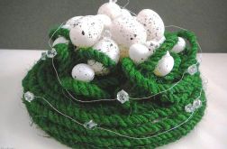 Zielone gniazdo z kryształową pajęczyną