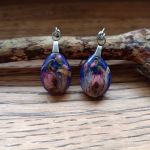 Komplet biżuterii z żywicy epoksydowej z suszonymi kwiatami - wisiorek i kolczyki | KROPLA WIOSNY - 2