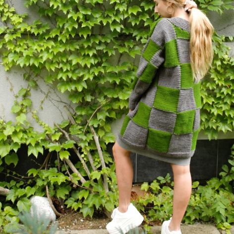 sweter w kwadraty szaro-zielone
