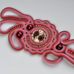 Bransoletka różowa z grafiką - bransoletka pięknie prezentuje się na nadgarstku