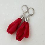 Czerwone wiszące kolczyki z płatkami kwiatów - Zapinane kolczyki czerwone