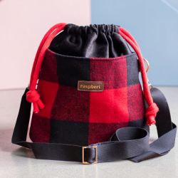 Czarno-czerwona listonoszka z kominem w kratę